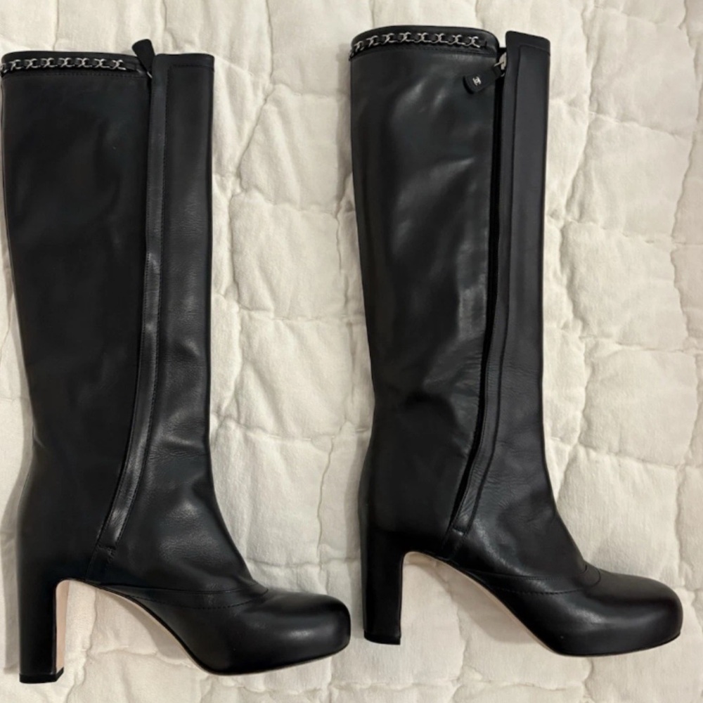 CHANEL Black Leather boots size 39.5